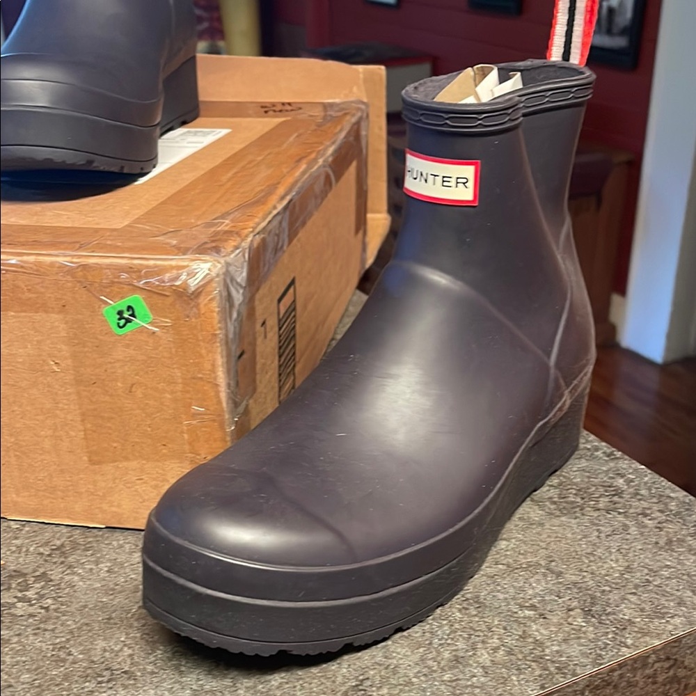 Hunter Short Rain Boot in Dark Purple with Red-Trim Logo. New, size 11